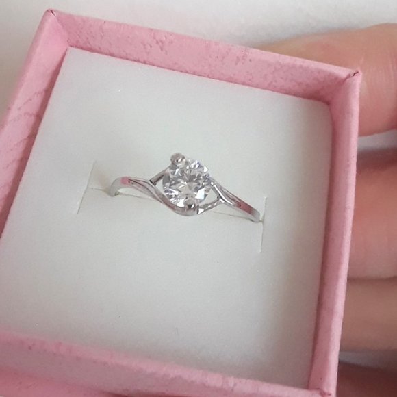 925 Sterling Silver 18K White Gold plated CZ White Stone 2 Claw Ring siz… - Picture 3 of 6